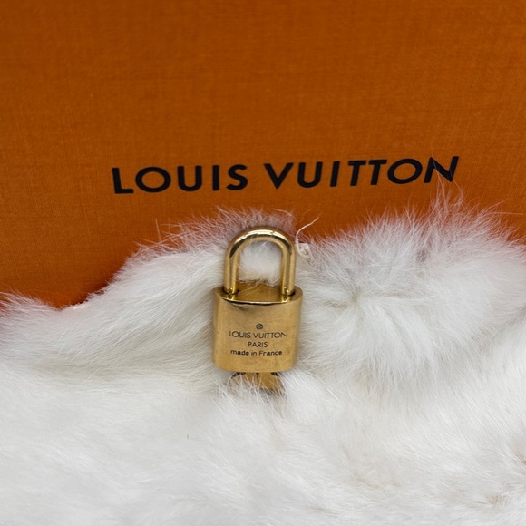 LOUIS VUITTON LV Lock and Key Set NECKLACE With New 18" Mesh Chain - Picture 3 of 3